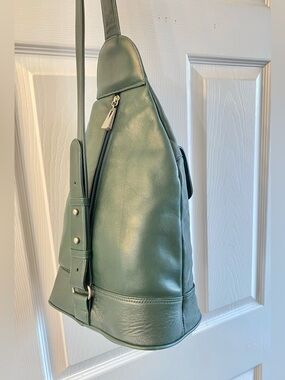 LISA GANZ NEW YORK crossbody bag pack great condition, clean interior beautiful